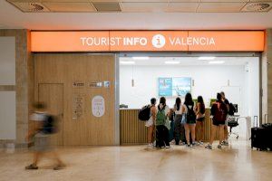 València estrena una oficina d’informació turística en l’aeroport més innovadora i accesible