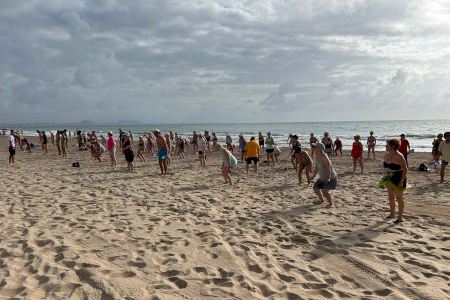 El alcalde visita las actividades del programa ‘Enforma’ en la playa de Arenales