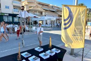 Los trovadores de El Campello se pasean por la playa para dar a conocer la programación cultural del verano