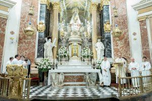 La Basílica de la Virgen recibe la visita del cardenal Omella y una representación del Seminario de Barcelona