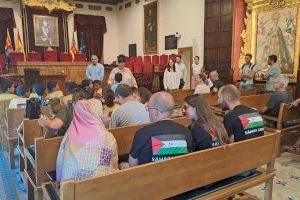 Elche recibe a los 25 niños saharauis y a sus familias de acogida