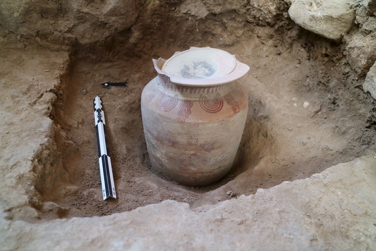 Una urna encontrada en una vivienda ibérica de la Alcudia de Elche podría  contener los restos