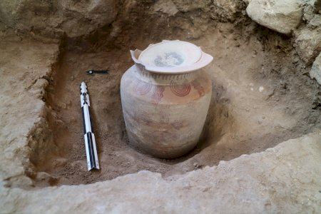 La troballa d’una urna ibèrica sota les termes romanes obri una nova perspectiva sobre el jaciment de l’Alcúdia