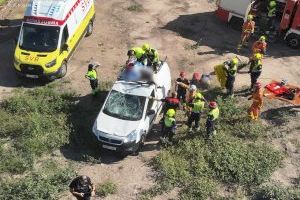 Atropella a un ciclista, se lo lleva enganchado en la baca y huye entre los huertos en Alboraia