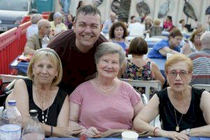 Catarroja conmemora el “día de los abuelos y las abuelas” con una cena a la fresca