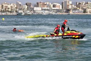 Los Bomberos de Castellón refuerzan la vigilancia de las playas con la nueva moto acuática de rescate