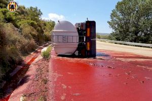 Vuelca un camión con químicos y se desparraman por un barranco en un pueblo de Valencia