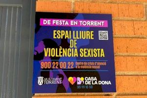 Torrent empieza a colocar las primeras placas sobre “espacio libre de violencia sexista” en las casernas de Moros y Cristianos