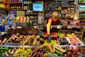 El Mercado Central de Valencia invita a realizar un viaje gastronómico por el mundo saboreando los productos internacionales de sus paradas