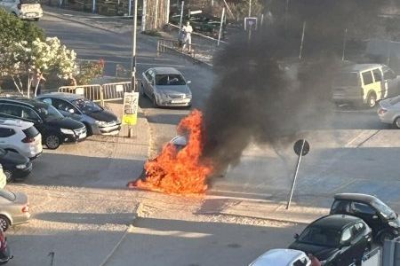 Humo y llamas alarman a bañistas en una tarde veraniega de Torrevieja tras incendiarse un vehículo