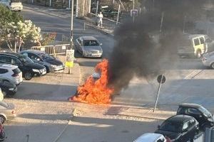 Humo y llamas alarman a bañistas en una tarde veraniega de Torrevieja tras incendiarse un vehículo