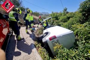 Cae a un bancal de cultivos con su furgoneta y acaba atrapado en Polop