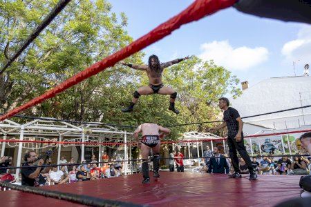 La lucha libre aterriza por primera vez en Benetússer