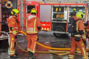 Arde el quinto piso de un edificio en Manises