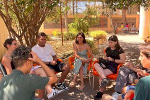 Alba Laserna, Vanesa Romero y El Langui, participantes en el encuentro de 50 jóvenes con políticos para abordar el bullying y salud mental