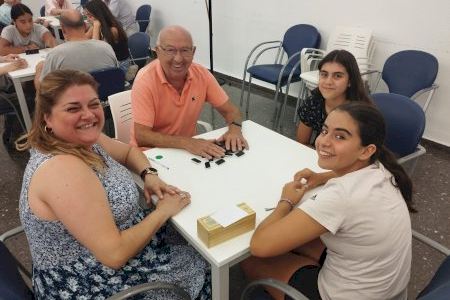 Majors i joves “actius” comparteixen conversa i jocs de taula als centres cívics