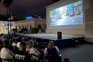 Cine bajo las estrellas con “Free Guy” ayer en la plaça dels Músics de la Nucía