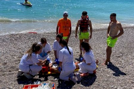 Medios sanitarios realizan una atención en la playa de Almassora