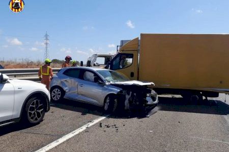 Accidente múltiple entre dos camiones y un coche en la A-7 en El Puig