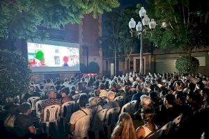 Las familias de El Campello toman la Plaza de la Iglesia para disfrutar de la primera sesión de cine de verano