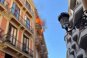 Sobresalt en el centre històric de València després de deslligar-se un incendi que va obligar al desallotjament dels veïns