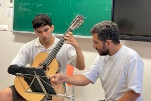 El 'Ciutat d'Elx Trio' emociona al público con su habilidad en la apertura del festival