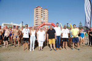 Oropesa del Mar se sumerge en el agua y corona a sus campeones en la travesía a nado