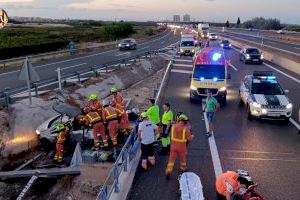 Un conductor herido y atrapado tras volcar con su coche y dar varias vueltas de campana en la AP-7