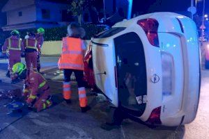 Un conductor acaba atrapado y herido tras un choque frontal en una calle de la Pobla de Farnals