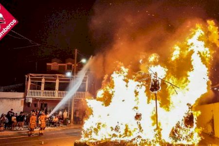 Una pedanía de Alicante arde en llamas en pleno verano tras quemar sus monumentos falleros