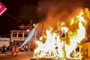 Una pedanía de Alicante arde en llamas en pleno verano tras quemar sus monumentos falleros