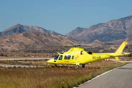 Un operari de 22 anys es desploma des de 10 metres d'altura en una empresa d'embalatges de Novelda