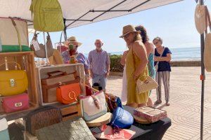 El nou mercat de Port Saplaya obri omplint la zona de roba, olives, fruita, plantes i molt més