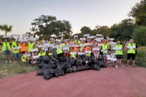 200 kilos de basura y una concentración: Los vecinos de La Serratella de Burriana piden mejoras en el barrio