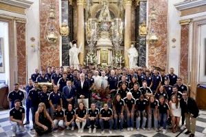 El Levante UD realiza la tradicional ofrenda floral a la Virgen de los Desamparados