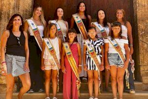 El Ayuntamiento de Canet lo Roig hace la entrega oficial de la banda y el programa a las Reinas y Damas de las Fiestas