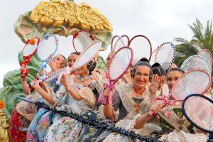 GALERIA | La Batalla de Flors de València acoloreix la ciutat: la diversió i les flors triomfen any rere any