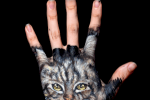 València lanza una “impactante” campaña contra el abandono animal con imágenes realizadas  con la técnica del bodypainting