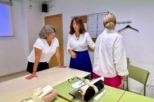 Ocho mujeres de El Campello superan un taller de costura sostenible centrado en la reutilización de telas para darles una segunda vida