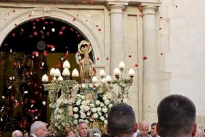 La imagen de Santa Marta recorre las calles del centro histórico en procesión acompañada de festeros y de vecinos