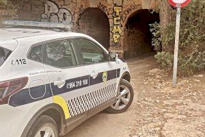 Vehículos intentan colarse en la playa de la Renegà de Oropesa pese a su prohibición