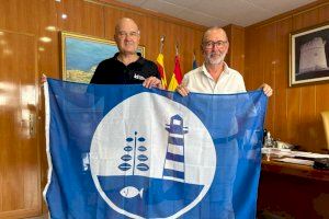 El Instituto de Ecología Litoral recoge su bandera “azul”, que revalida año tras año desde hace más de una década