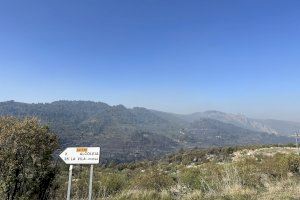 Trabajo contrarreloj en el segundo día de incendio en Benasau con la vista puesta a una tarde que puede ser infernal