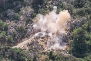 VIDEO | Vuelan por los aires una carretera de Alicante tras un alud de piedras