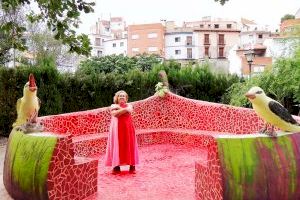 Un pueblo de Castellón florece con una espectacular y nueva escultura de trencadís que invita al abrazo