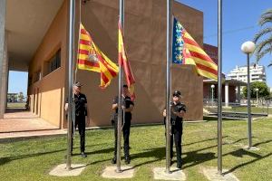 El Campello homenajea al Policía fallecido en accidente en 2023 con un emotivo acto de “bandera invisible” y “toque de silencio floreado”