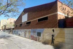 El Ayuntamiento aísla del calor con pintura térmica el gimnasio y el lucernario del colegio municipal Professor Santiago Grisolía