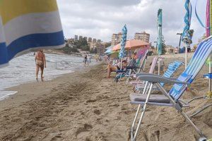 “És una falta de respecte”: Torna la polèmica per les ombrel·les per a ‘reservar’ la primera línia de la platja d'Oropesa