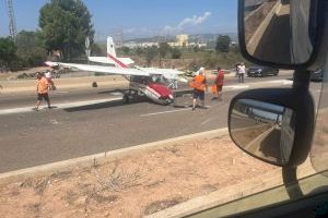 Un avión aterriza en mitad de la autovía del puerto de Castellón y un camión lo arrolla