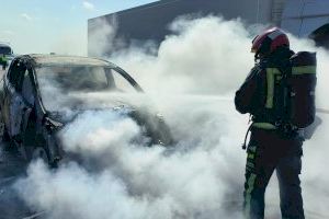 El incendio de un coche en la AP-7 se extiende por la vegetación en Alcalà de Xivert